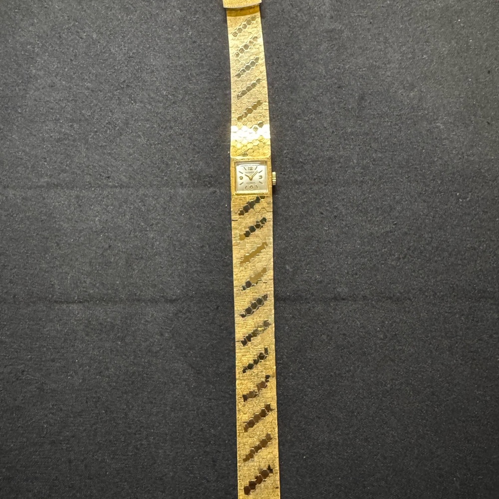 Stunning Ladies Swiss Made Alvarez Gold Tone Bracelet Watch Manual Wind
